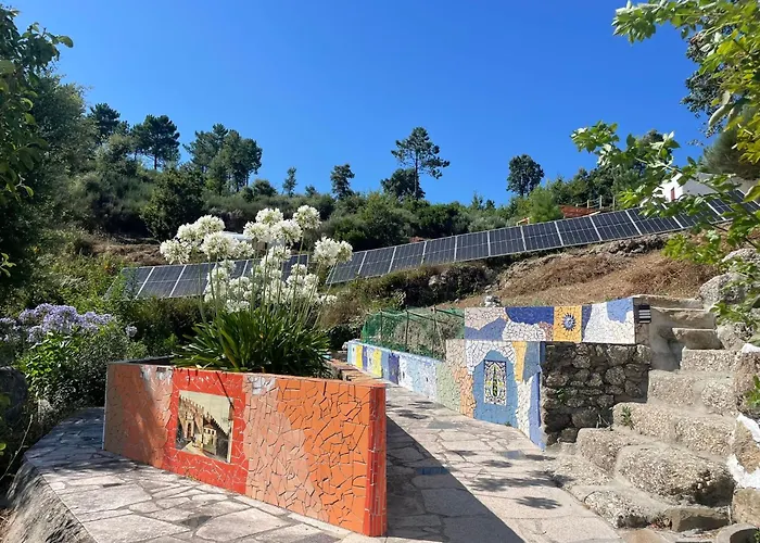 Casa de Férias Monkey Tiny Barnhouse With Amazing Views At Zevariclub!